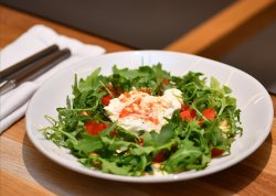 Салат со страчателлой руколой и помидорами