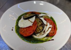 Салат томаты с моцареллой и баклажанами гриль