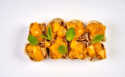 Сладкий ролл с манго