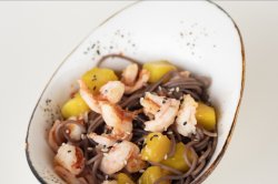 Лапша соба с креветками в соусе из манго