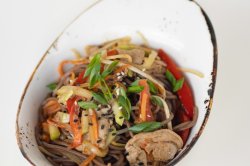 Лапша соба со свининой в кисло-сладком соусе