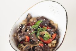 Лапша удон с говядиной в соусе устричный чили