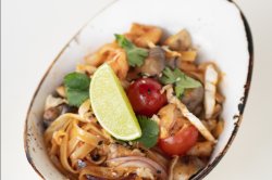 Лапша удон с креветками в соусе том ям