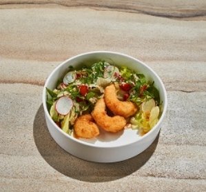 Салат с соусом гамадари, печеным перцем и огурцом