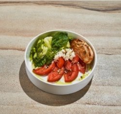 Салат с томатами, руколой и сыром страчателла