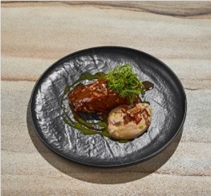 Томленная говядина с муссом из бородинского хлеба