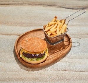 Гамбургер и картофель