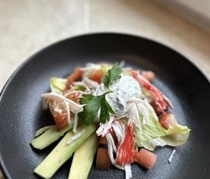 Авокадо, краб и томаты