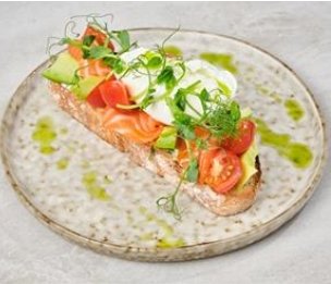 Брускетта Бенедикт с лососем и яйцом пашот