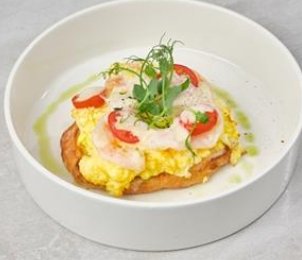 Брускетта с тигровой креветкой и скрэмблом