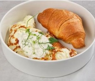 Сырный омлет со страчателлой и круассаном