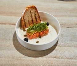 Рубленный стейк из лосося с соусом шампань