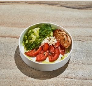 Салат с томатами, руколой и страчателлой