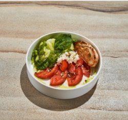 Салат с томатами, руколой и страчателлой