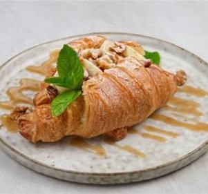 Круассан с бананом,орехами и карамелью