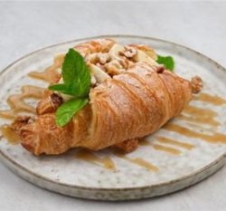 Круассан с бананом,орехами и карамелью