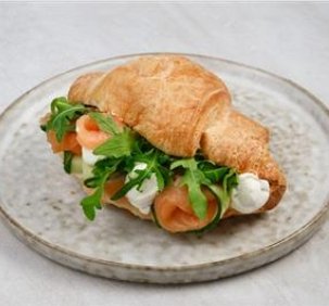 Круассан с лососем,огурцом и рукколой