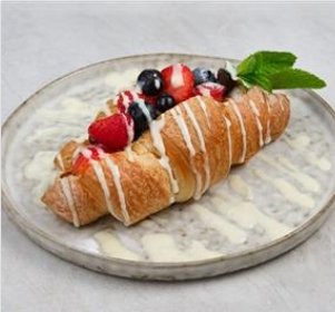 Круассан с сезонными ягодами и ванильным кремом