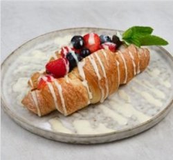 Круассан с сезонными ягодами и ванильным кремом
