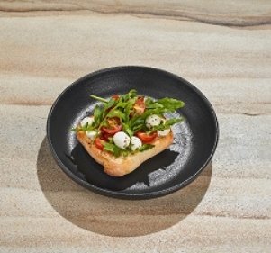 Брускетта с томатом и моцареллой