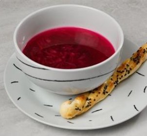 Борщ с хлебной палочкой