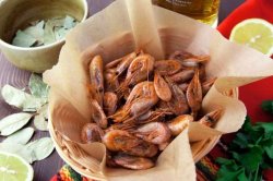 Креветки, жареные в соевом соусе с чесночком