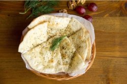 Фокачча с чесноком и травами