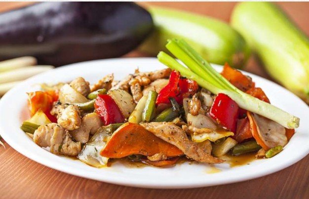 Куриная грудка с овощами в кисло-сладком соусе