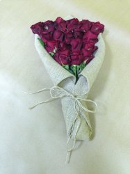 Букет красных роз в натуральной мешковине