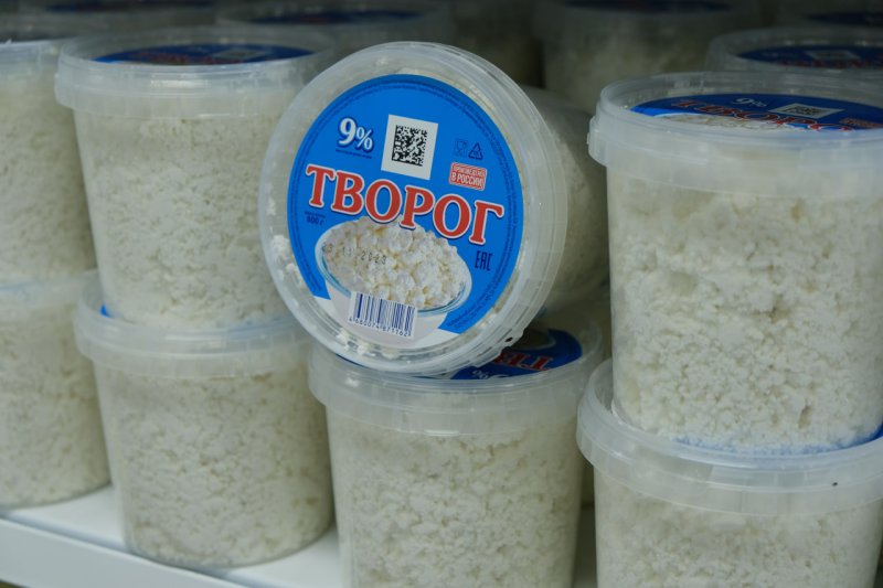 Творог, масло сливочное, йогурты и прочая молочная продукция в ассортименте