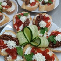 Брускетта с помидорами вялеными и моцареллой
