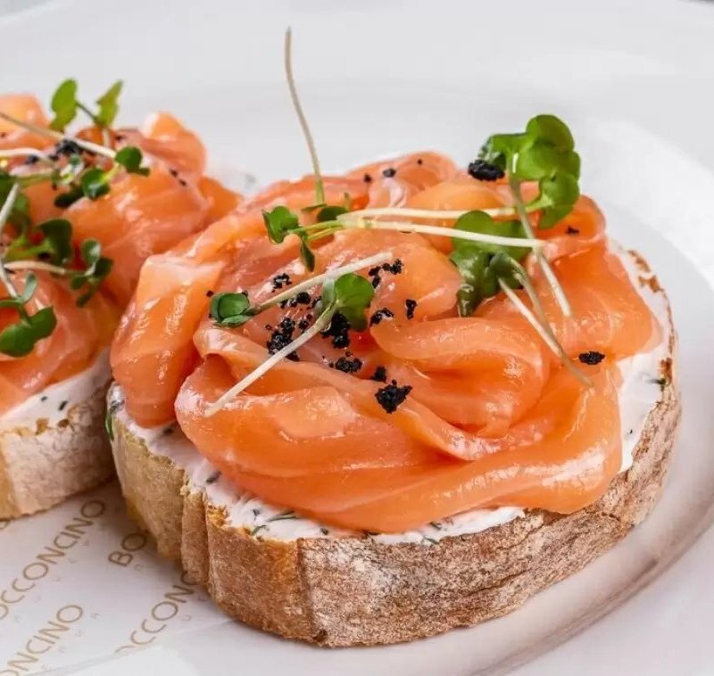 Брускетта с лососем