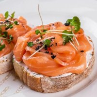 Брускетта с лососем