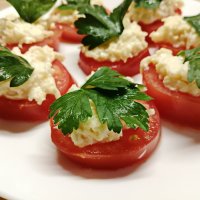 Помидоры с сыром и чесноком