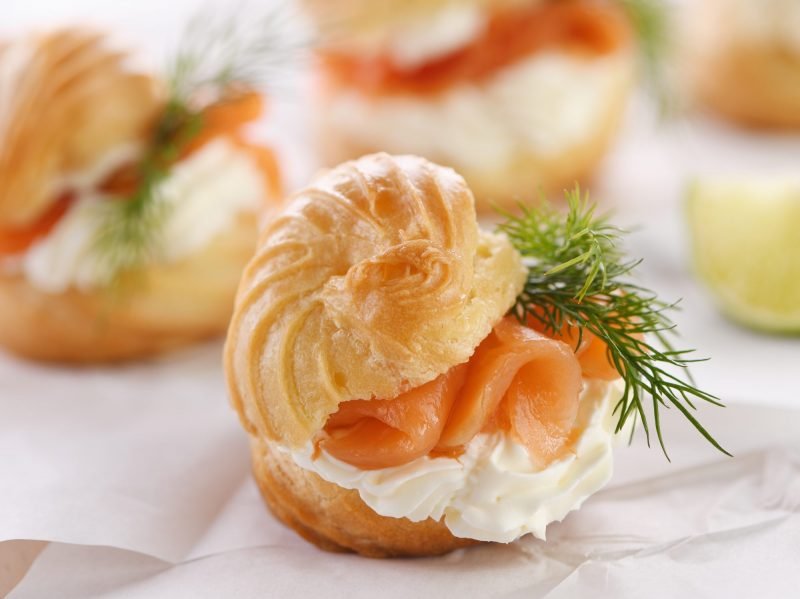 Профитроли со сливочным сыром и лососем