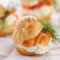 Профитроли со сливочным сыром и лососем